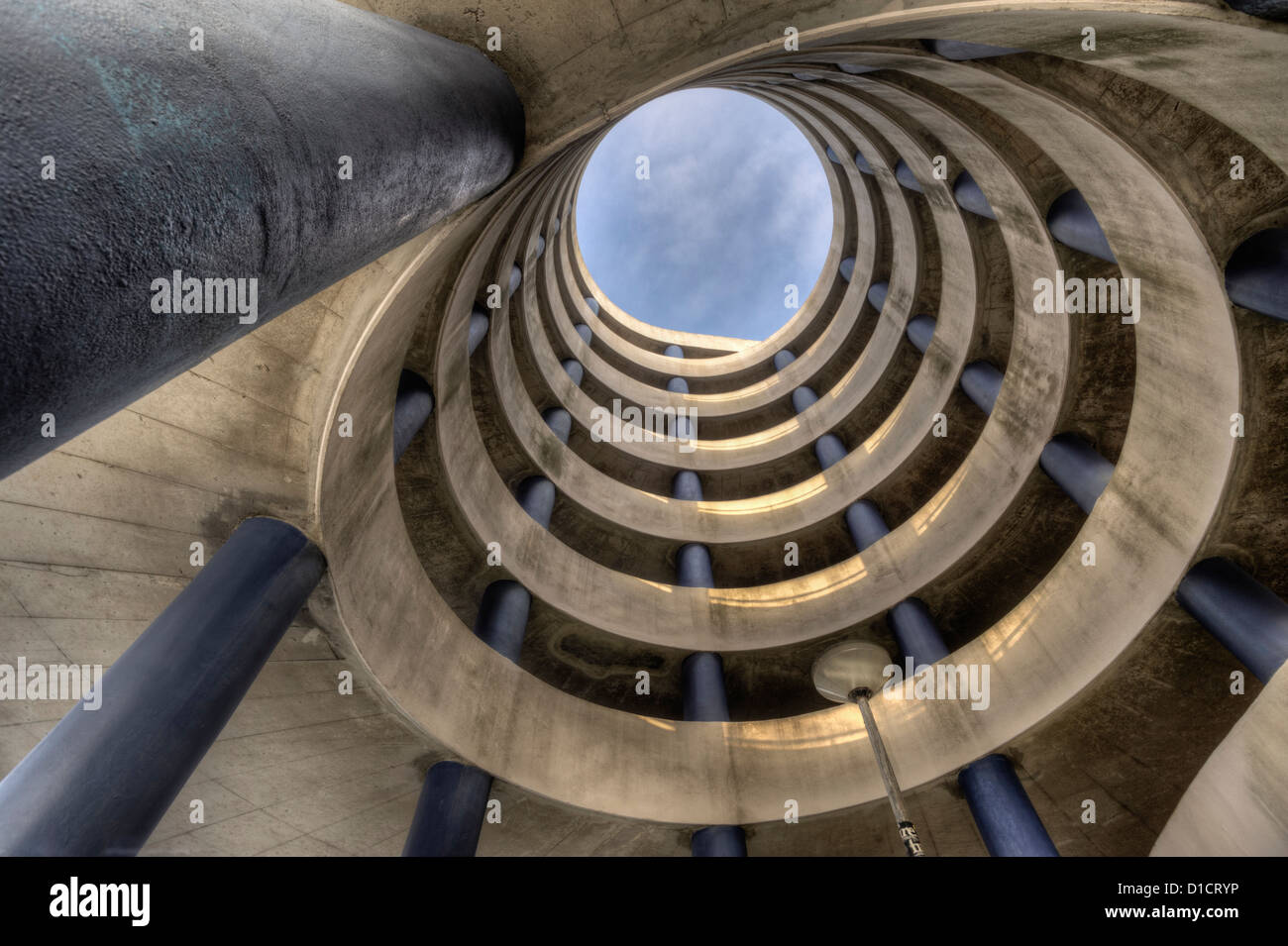 Rampes de béton en spirale d'un grand parking couvert Banque D'Images