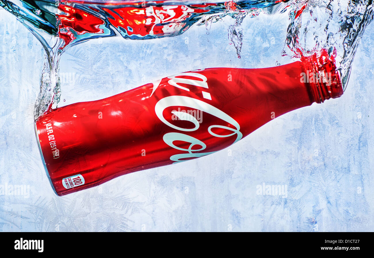 Bouteille de coke splash dans l'eau froide Banque D'Images