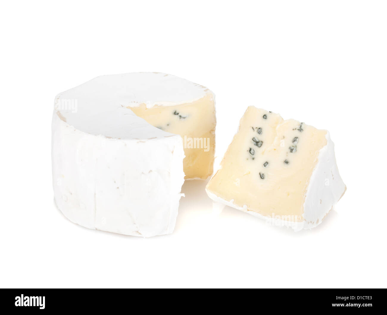Un morceau de fromage brie. Isolé sur fond blanc Banque D'Images