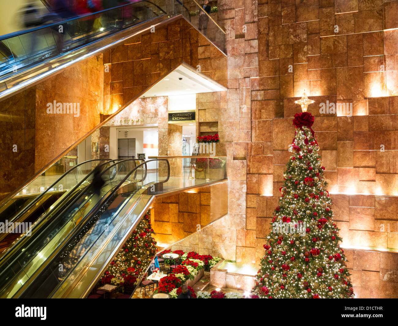 L'Espace Public Atrium avec des décorations de Noël, Trump Tower, NYC Banque D'Images