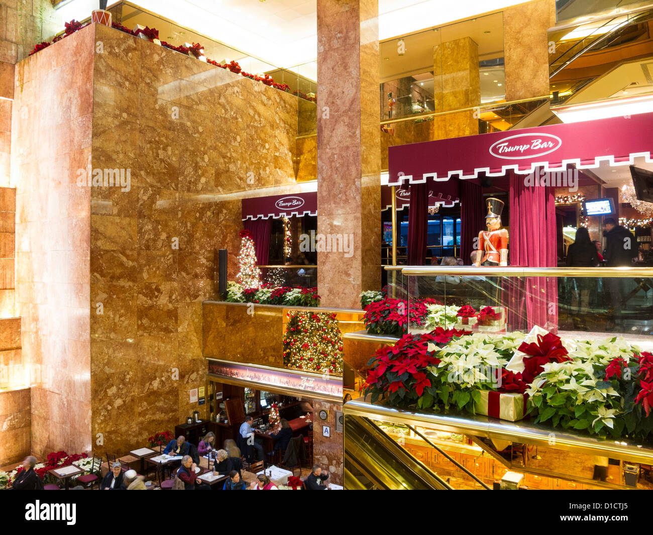 L'Espace Public Atrium avec des décorations de Noël, Trump Tower, NYC Banque D'Images