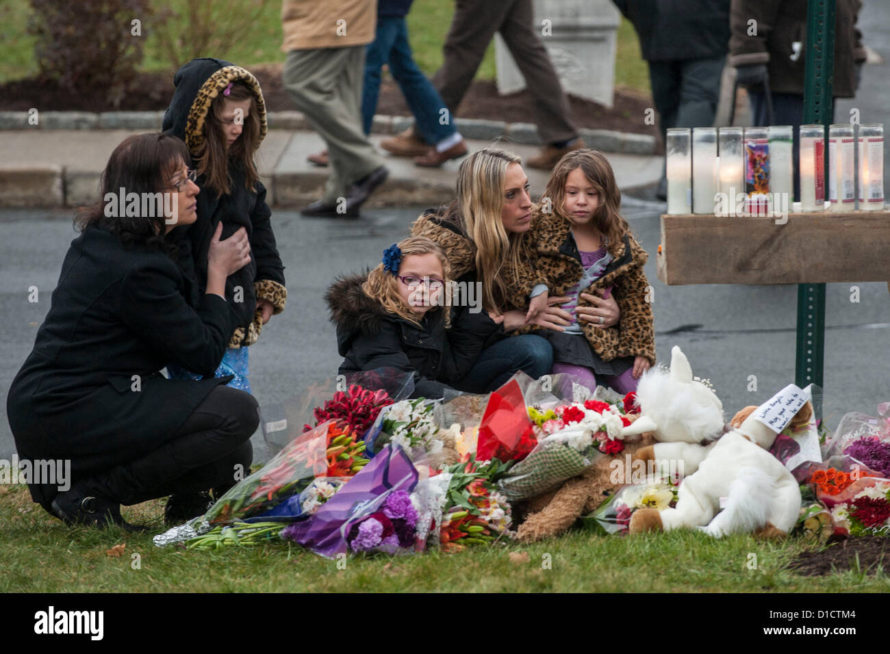 Newtown, CT, USA. 16 déc, 2012. Les gens se rassemblent à la memorial sites pour les victimes de l'école élémentaire de Sandy Hook à tirer sur l'église Sainte Rose de Lima à Newtown, TC dimanche matin dans la région de Newtown, CT le 16 décembre 2012. (Photo par Gordon M. Grant/Alamy Live News) Banque D'Images