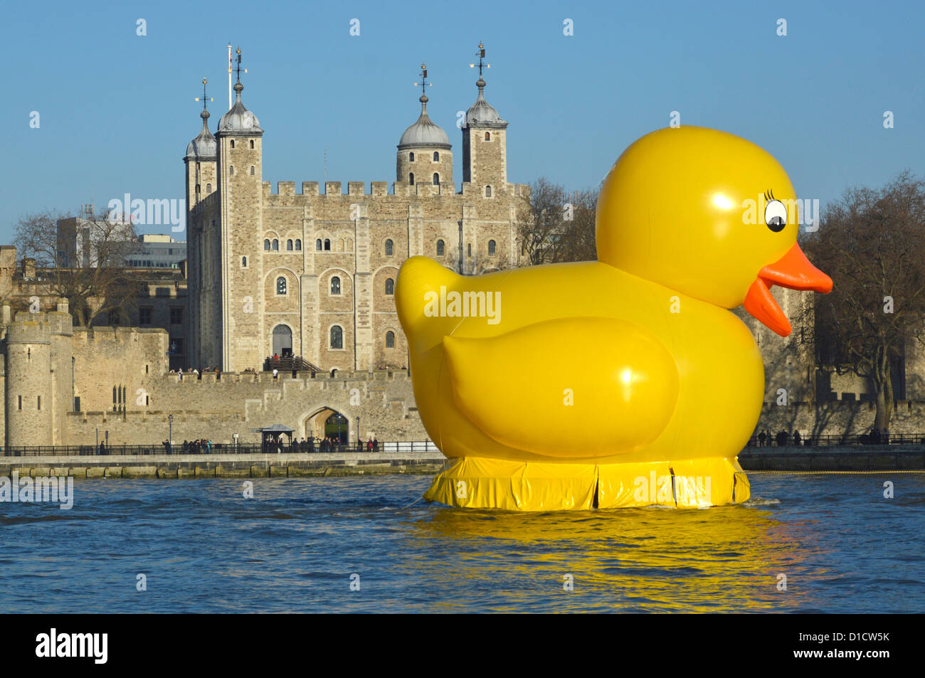 Stunt sur la Tamise avec grand canard jaune remorqué au-delà de la Tour de Londres la promotion du site web de bingo Jackpotjoy Banque D'Images