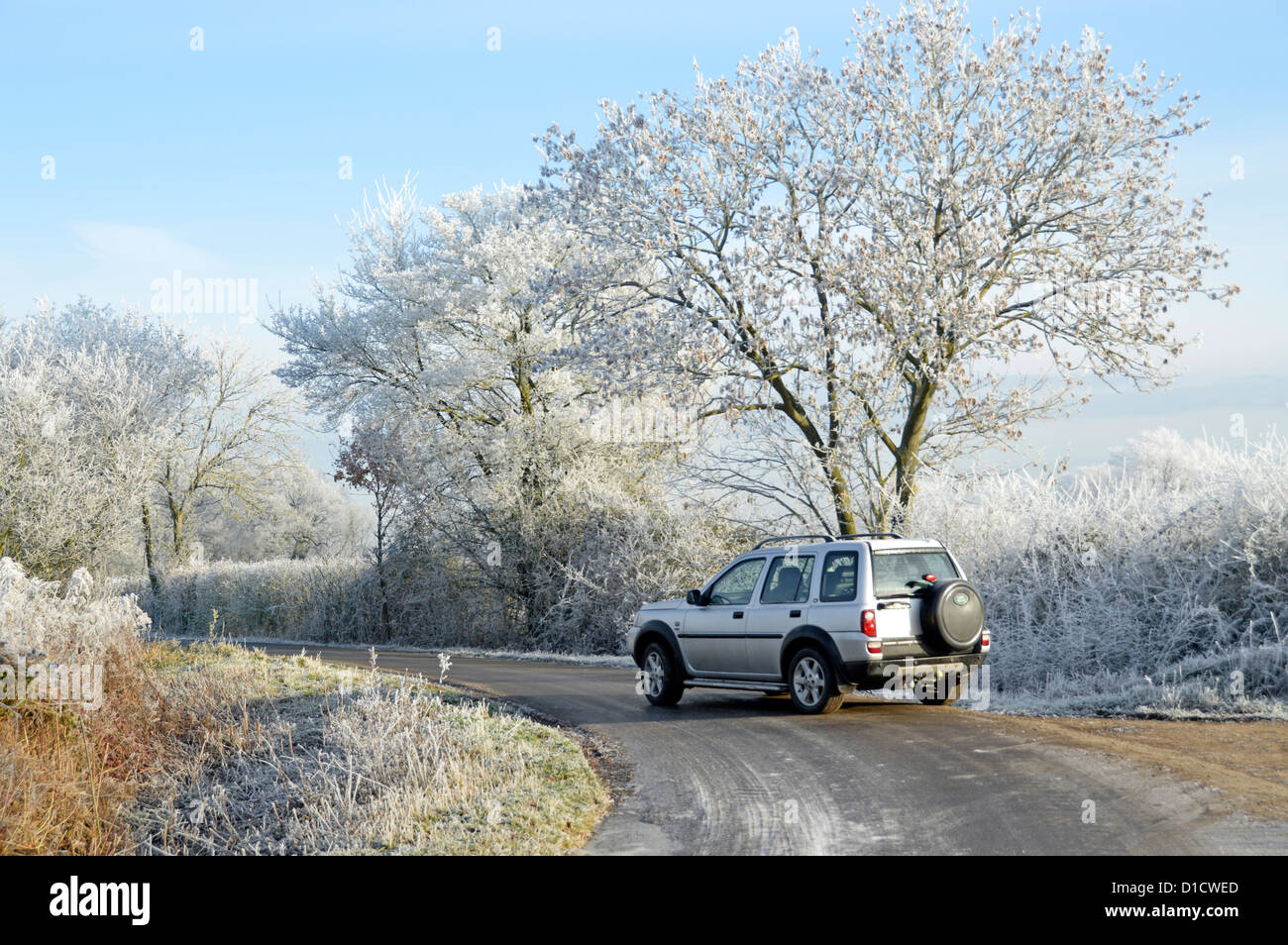 Location de la conduite sur route de campagne en hiver paysage campagnard gel dur Banque D'Images