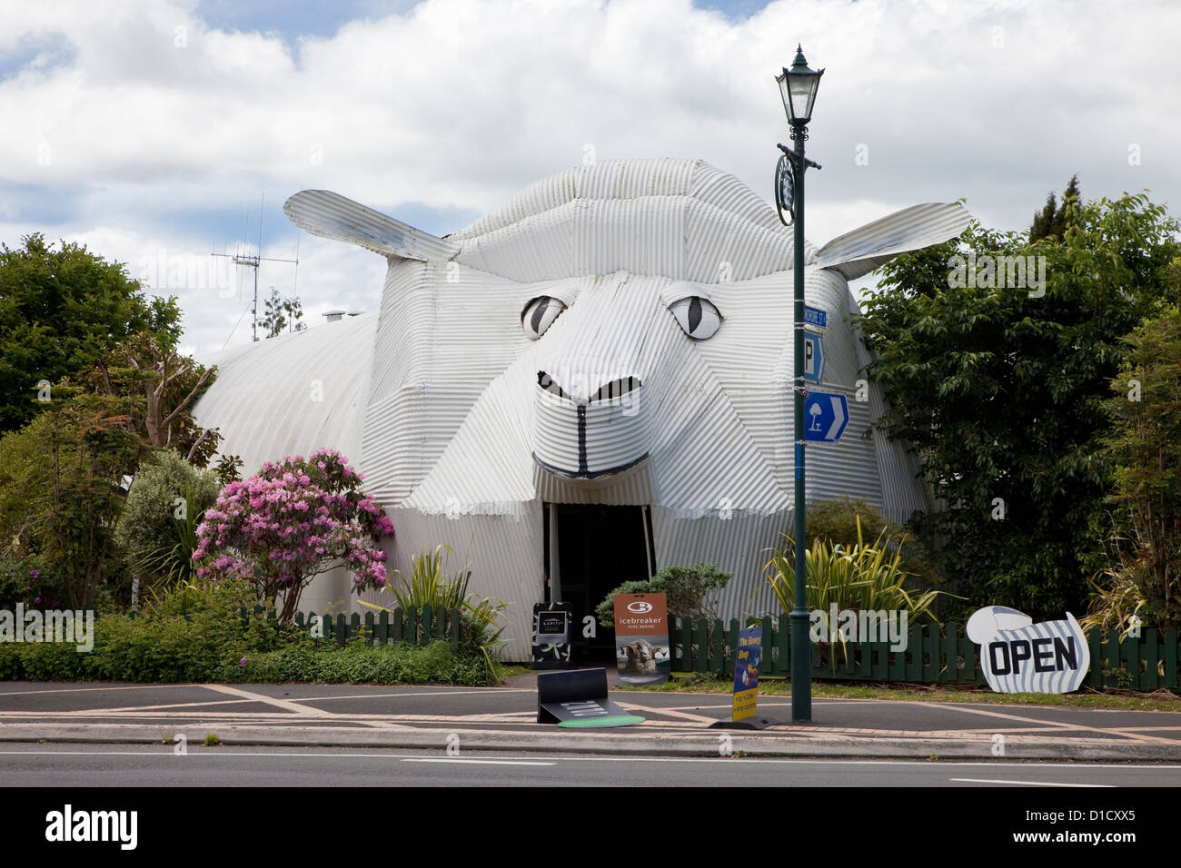 Café de tôle ondulée représentant un mouton, Tirau, île du nord, en Nouvelle-Zélande. Banque D'Images