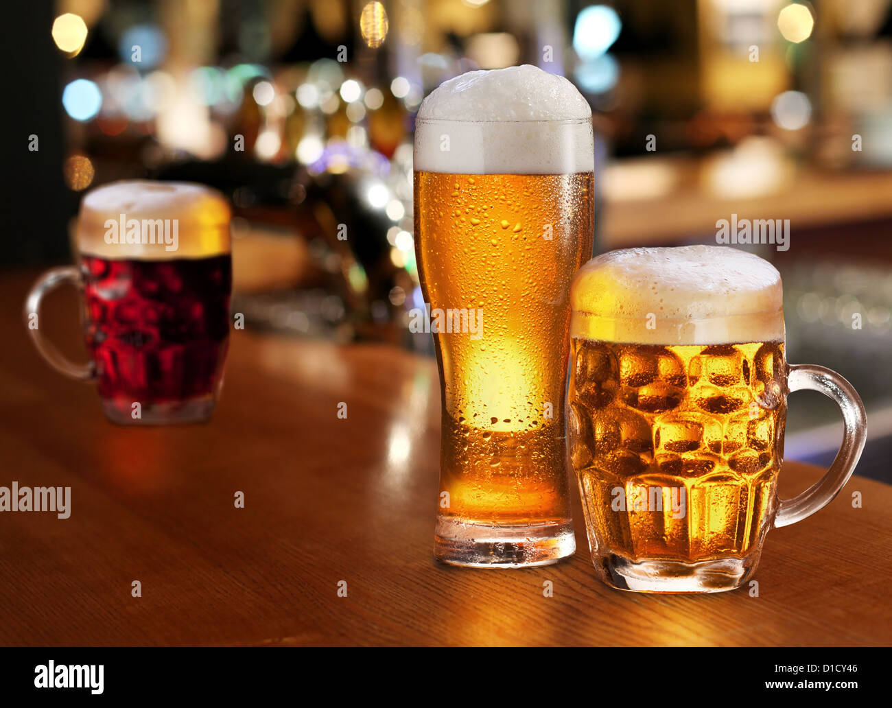 Verre de bière légère sur une pub. Banque D'Images