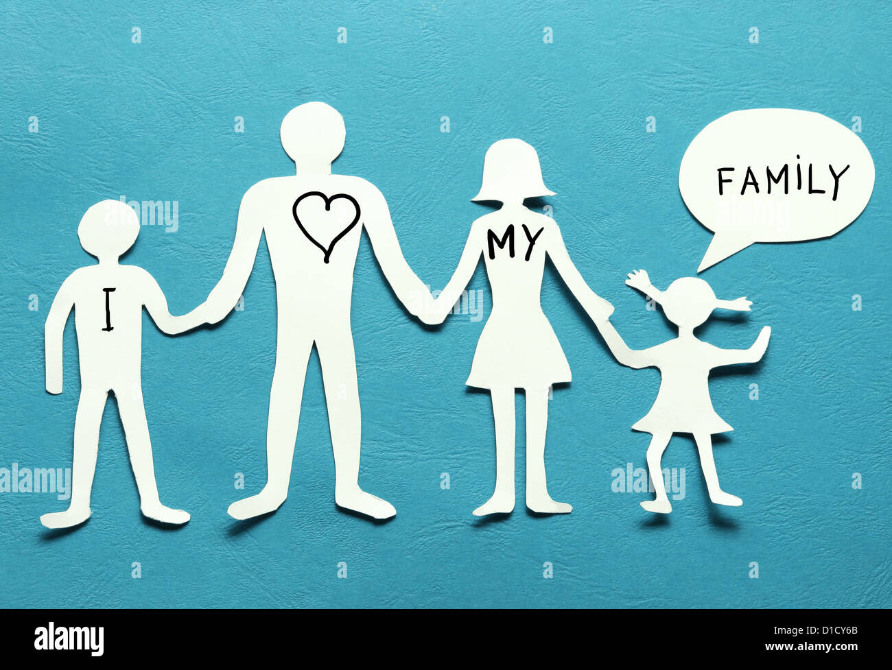 Les chiffres en carton de la famille sur un fond bleu. Le symbole de  l'unité et de bonheur Photo Stock - Alamy