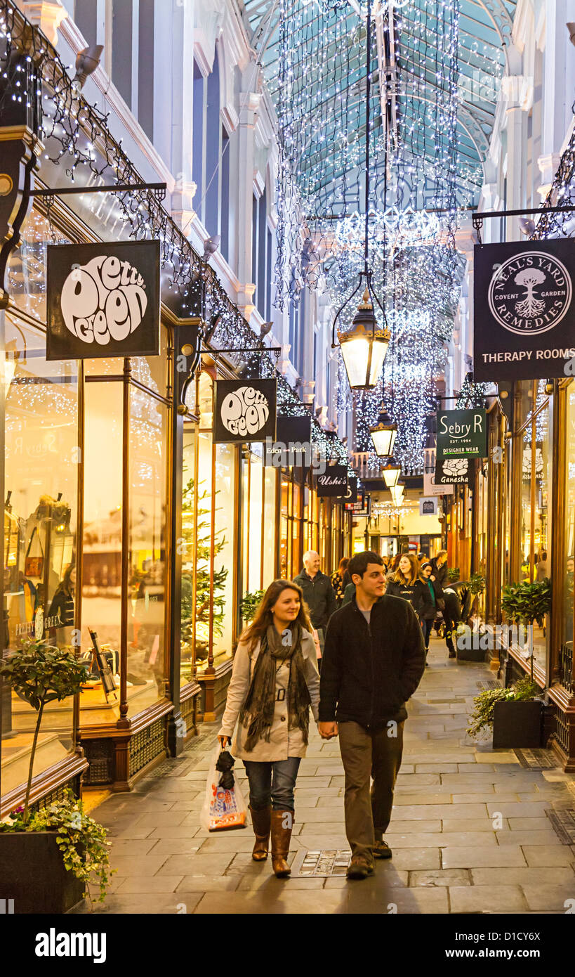 Les acheteurs de Noël dans l'une des arcades victoriennes de Cardiff, Pays de Galles, Royaume-Uni Banque D'Images