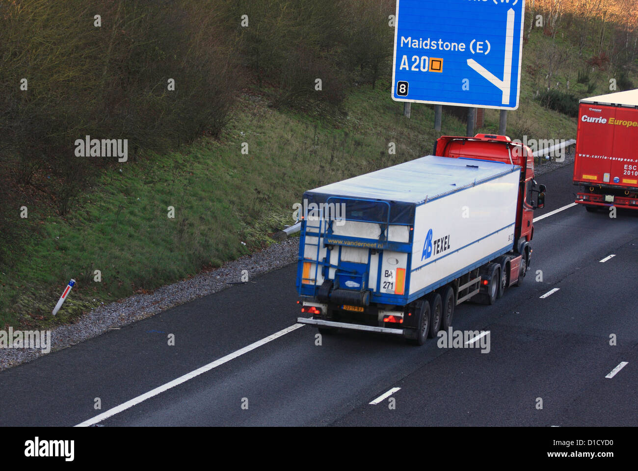 Les camions qui se déplacent le long de l'autoroute M20 dans le Kent, Angleterre Banque D'Images