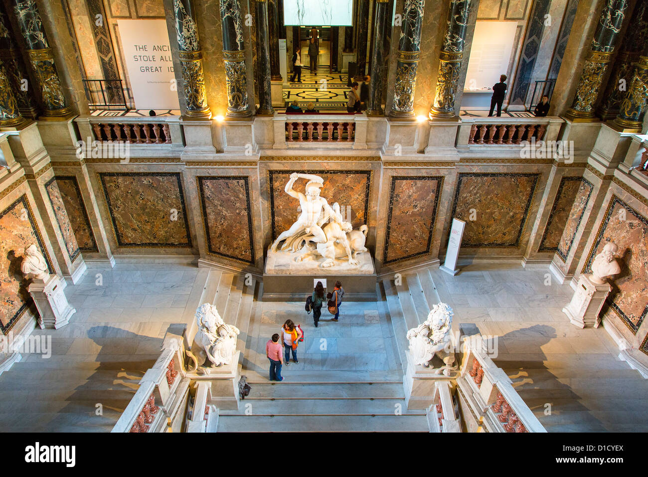 Vienne, Kunsthistorisches, escalier principal, statue de Thésée et le Centaure Banque D'Images