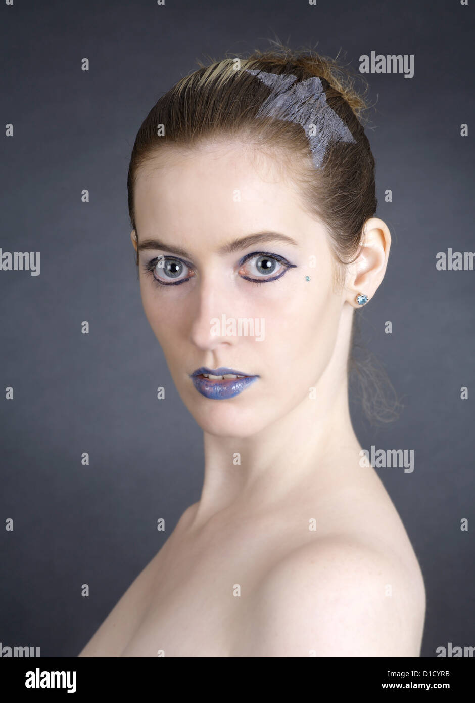 Pfreimd, Allemagne, pâle jeune femme avec les lèvres bleues Banque D'Images