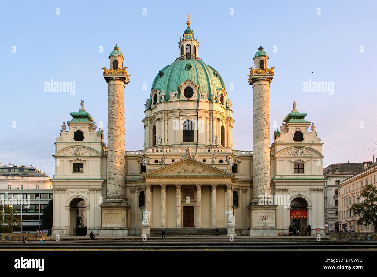 L'Autriche, Vienne, Karlskirche au coucher du soleil Banque D'Images