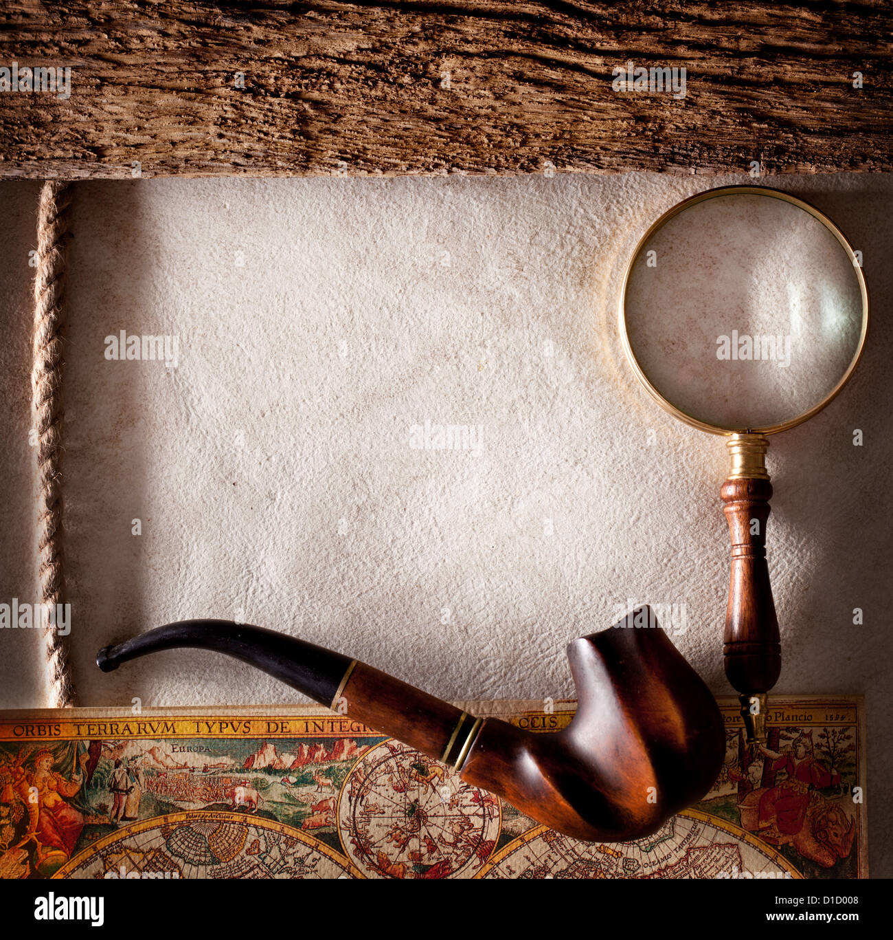 Loupe sur du vieux parchemin. Banque D'Images