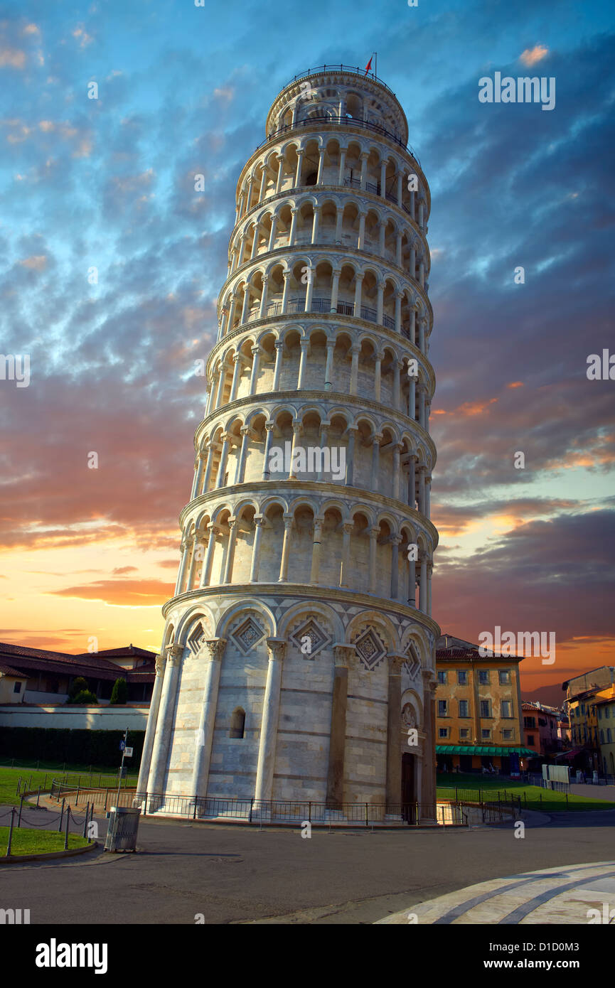 La Tour Penchée de Pise au coucher du soleil, de l'Italie Banque D'Images