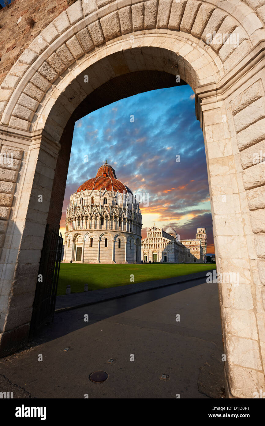 Le Duomo et la Tour Penchée de Pise au coucher du soleil à travers les portes, Italie Piazza Banque D'Images