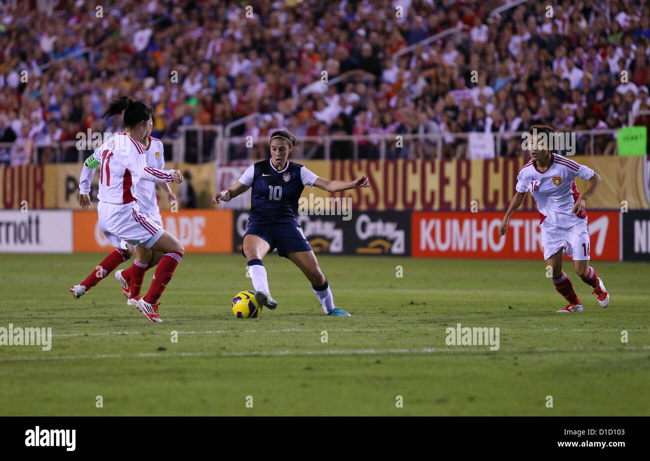 BOCA Raton, FL - 15 DÉCEMBRE : Carli Lloyd #  10 de la France se bat pour la balle contre la Chine à FAU Stadium le 15 décembre 2012 à Boca Raton en Floride aux Etats-Unis défait la Chine 4-1. Photo par Mauricio Paiz Banque D'Images