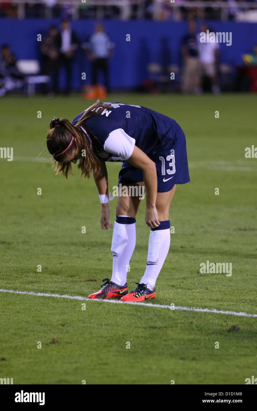 BOCA Raton, FL - Décembre 15 : Alex Morgan # 13 de l'USA fixe jambières contre la Chine à FAU Stadium le 15 décembre 2012 à Boca Raton en Floride aux Etats-Unis défait la Chine 4-1. Photo par Mauricio Paiz Banque D'Images