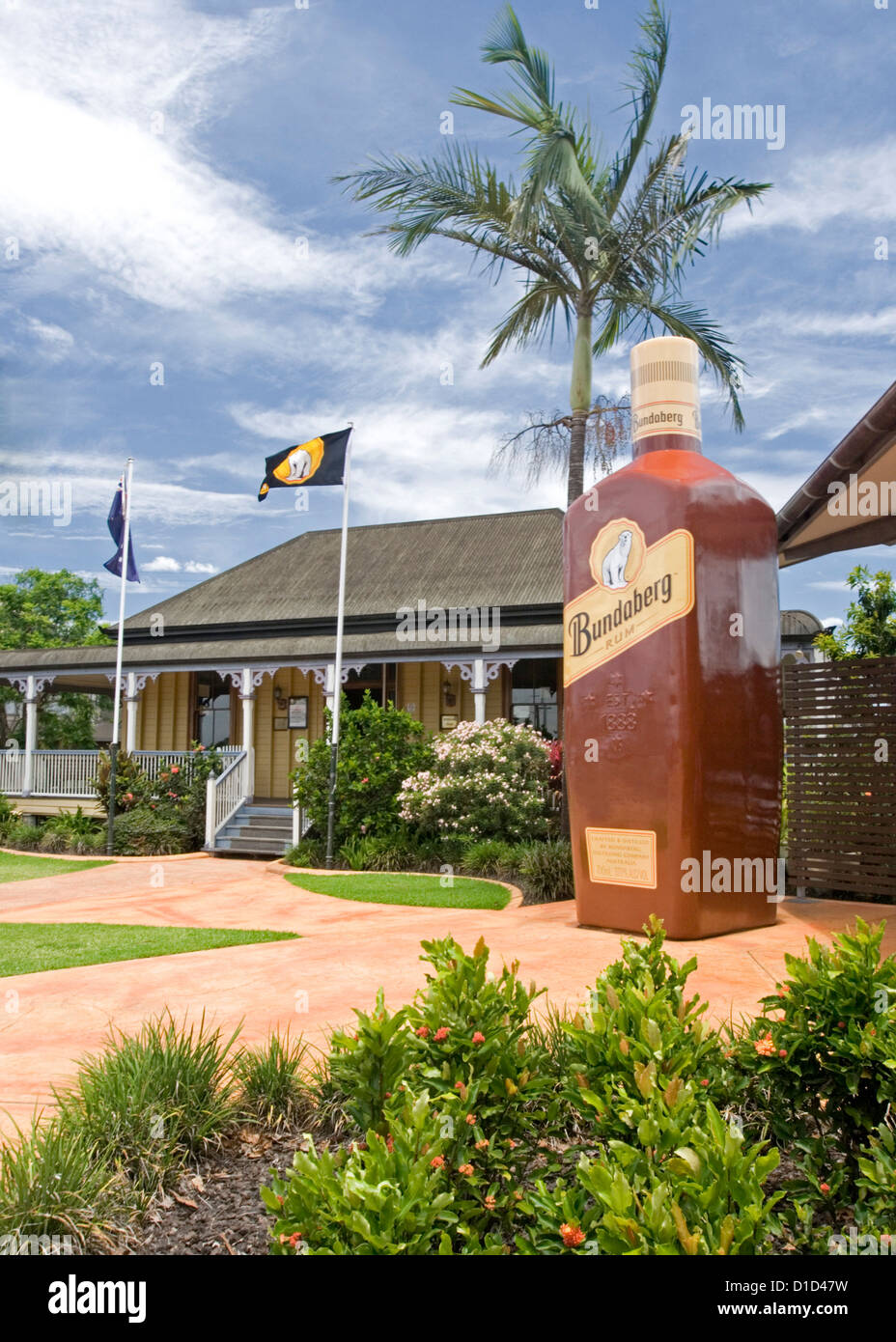 Bouteille de rhum et gigantesque chalet historique à l'entrée de distillerie de rhum de Bundaberg Banque D'Images