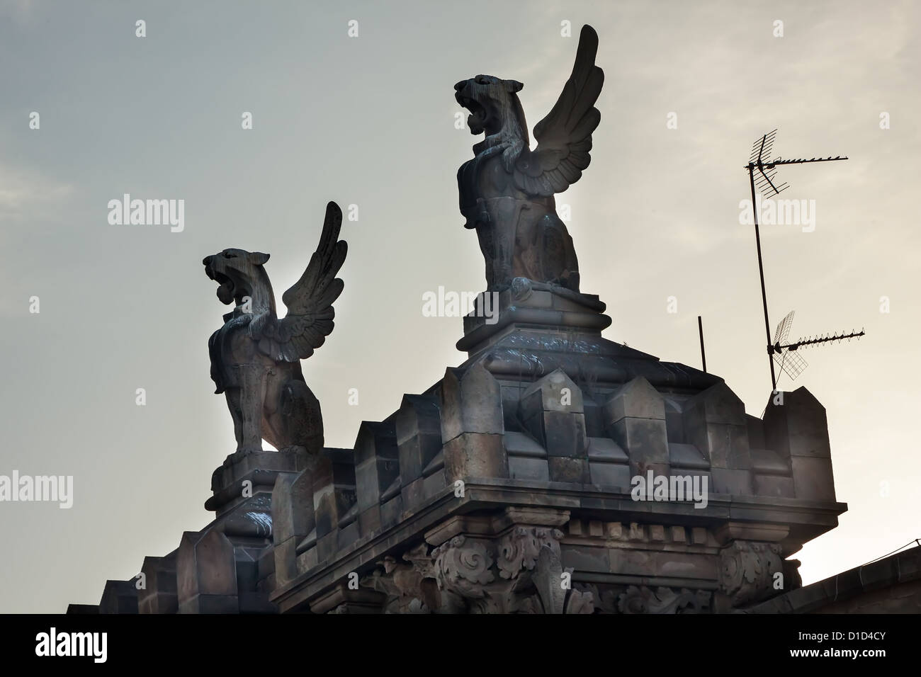 Griffins en pierre sur le dessus de toit, La Rambla, Barcelone, Espagne Banque D'Images
