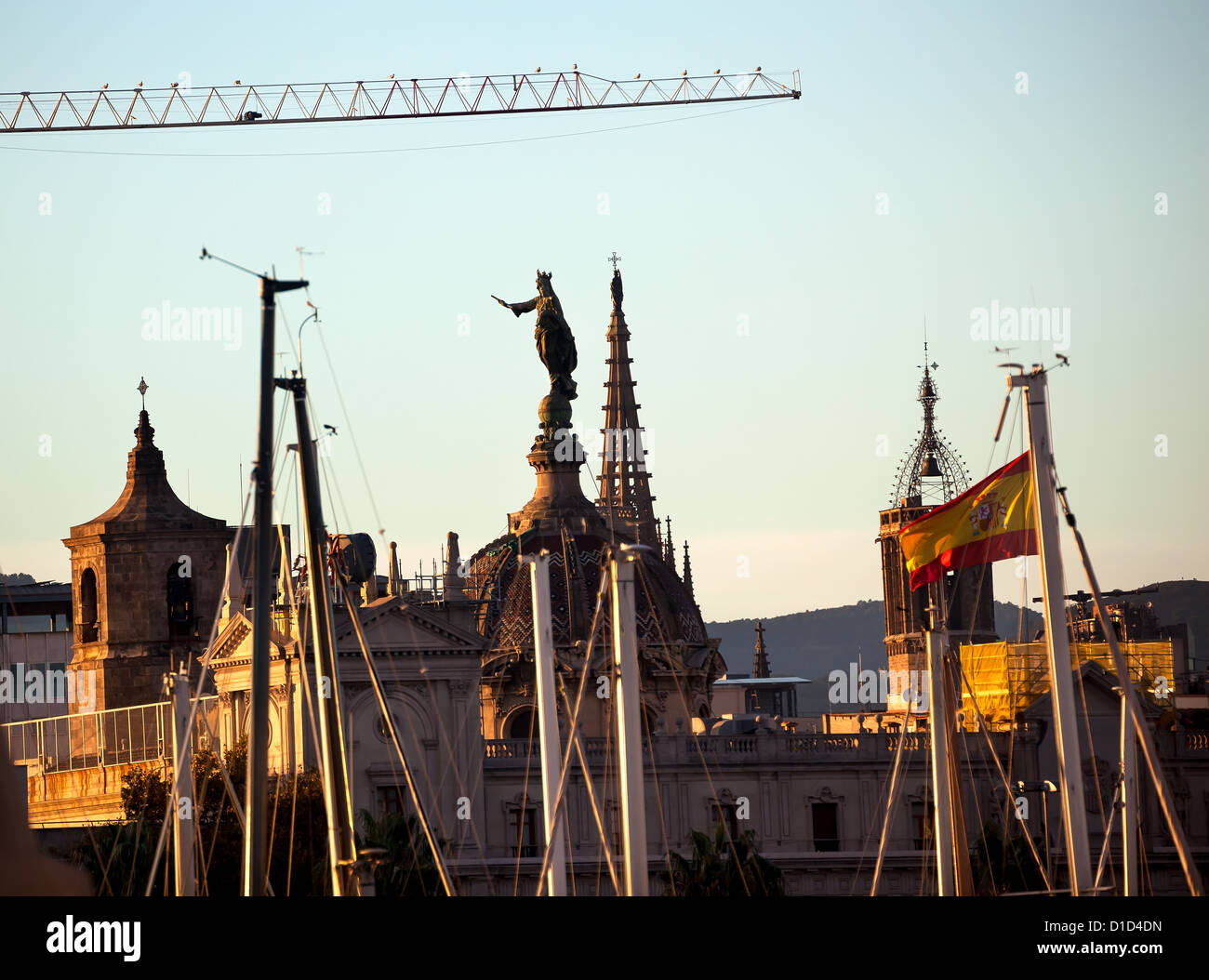 Clochers, Madonna Statue et drapeau espagnol au moyen de mâts de bateaux et de la construction de la grue du Port de Barcelone, Espagne Banque D'Images