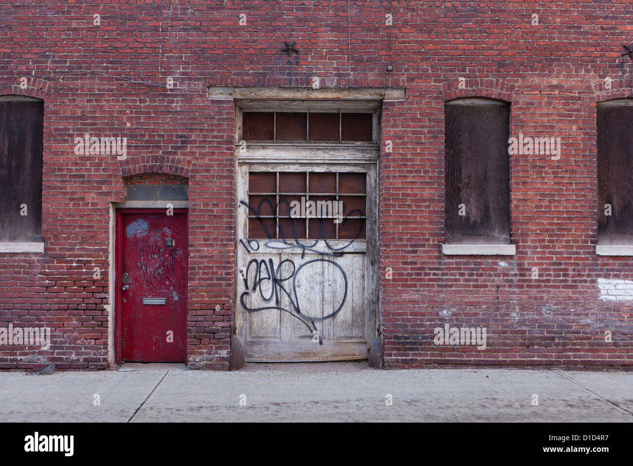 Vieux bâtiment en brique de porte de garage Banque D'Images