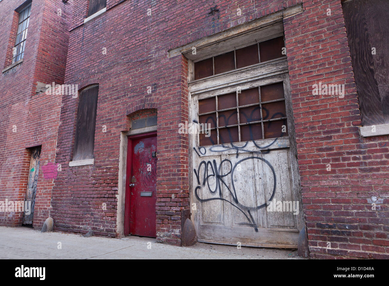 Vieux bâtiment en brique de porte de garage Banque D'Images