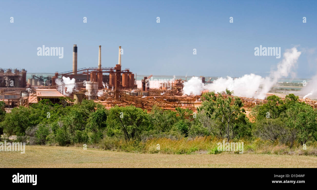 Fonderie aluminium/aluminium complexe industriel sur la côte de la ville de Gladstone Queensland Australie Banque D'Images