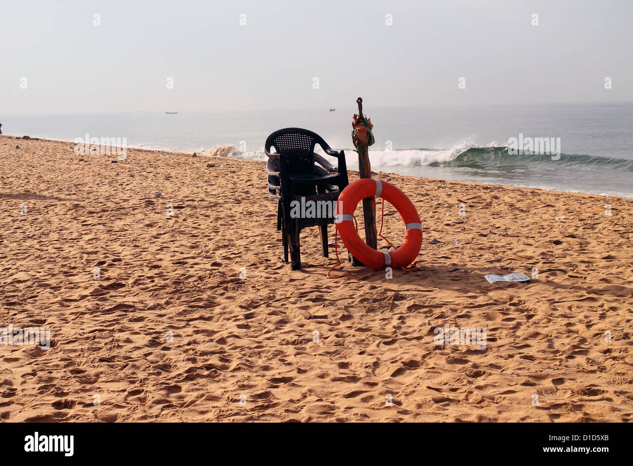 La chaise de sauveteur et parasol à la plage de Shanghumugham, Trivandrum, Kerala, Inde Banque D'Images