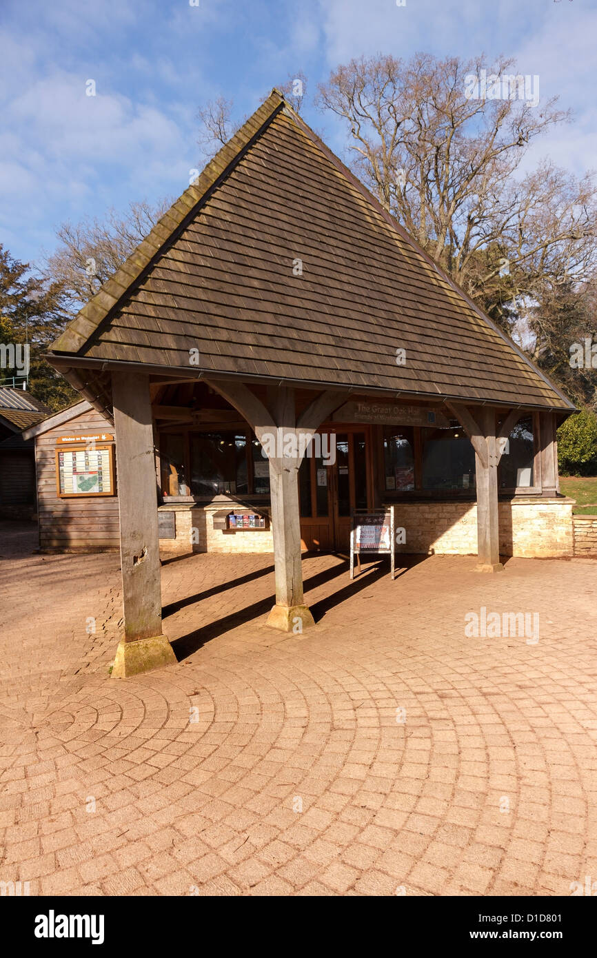 Poutres et poteaux chêne porche d'entrée avec sol carrelé bardeaux toit , Le Grand Chêne Hall, Westonbirt Arboretum, Gloucestershire, Angleterre, Royaume-Uni Banque D'Images