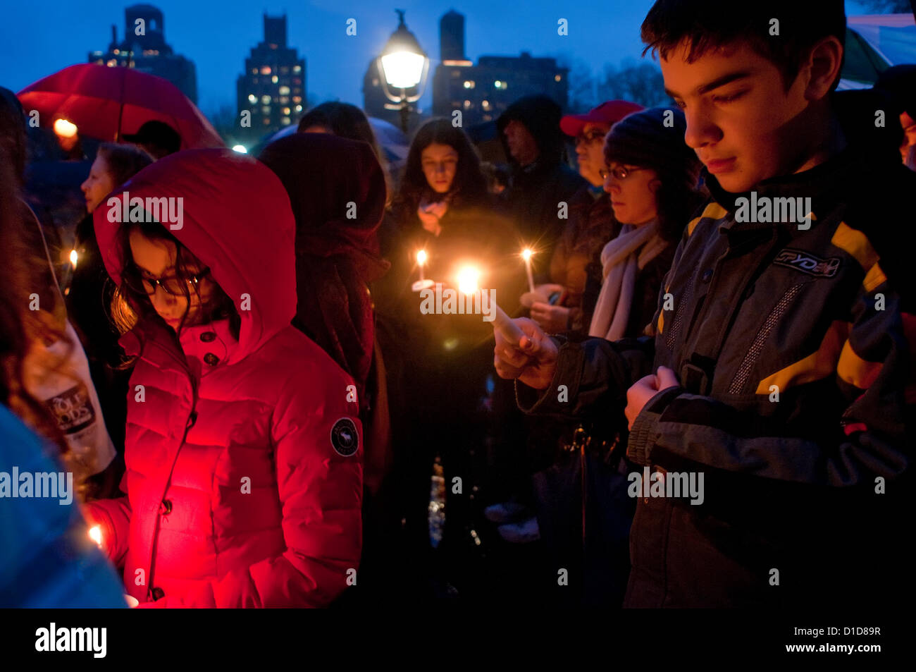 New York, NY - 16 décembre 2012, les New-Yorkais se sont réunis à Washington Square Park pour une veillée aux chandelles pour commémorer les victimes de la fusillade de l'école élémentaire de Sandy Hook et à appeler à un renforcement des lois de contrôle des armes à feu. Banque D'Images