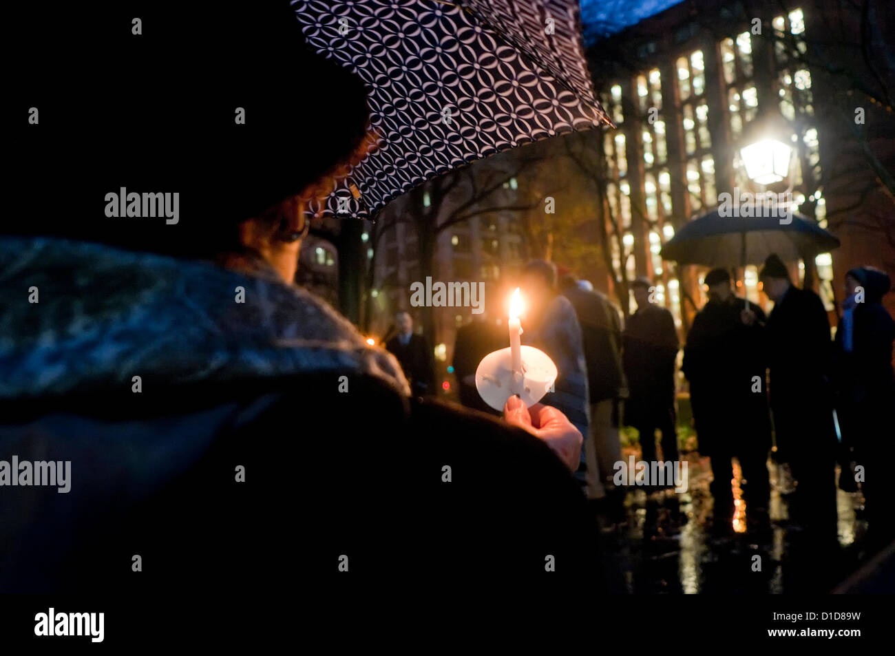 New York, NY - 16 décembre 2012, les New-Yorkais se sont réunis à Washington Square Park pour une veillée aux chandelles pour commémorer les victimes de la fusillade de l'école élémentaire de Sandy Hook et à appeler à un renforcement des lois de contrôle des armes à feu. Banque D'Images