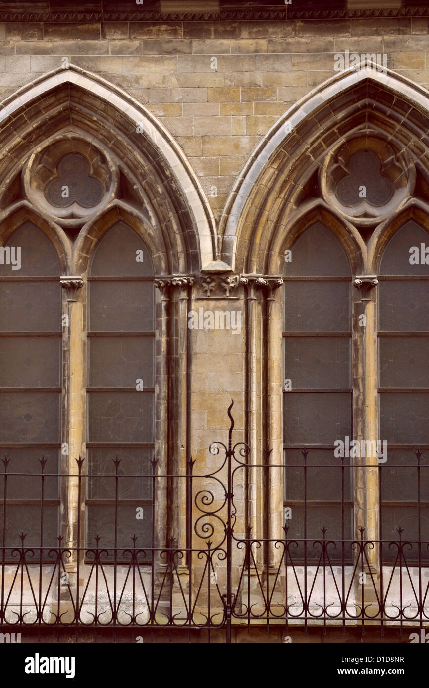 Fenêtres en verre au plomb de la Sint Servatius Basilique dans Maastricht. Banque D'Images