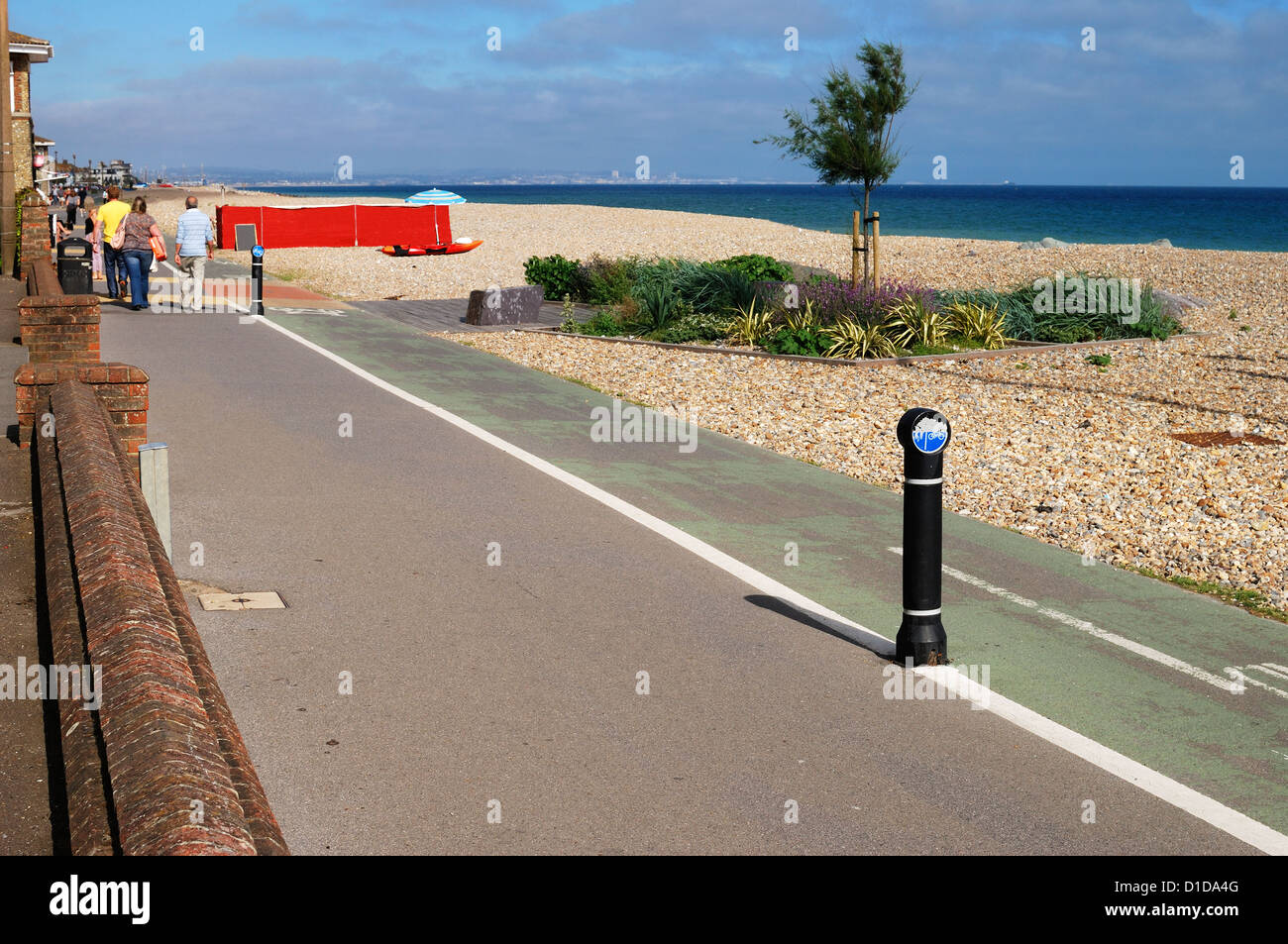Les gens qui marchent le long de la promenade de front de mer à Worthing. West Sussex. L'Angleterre Banque D'Images