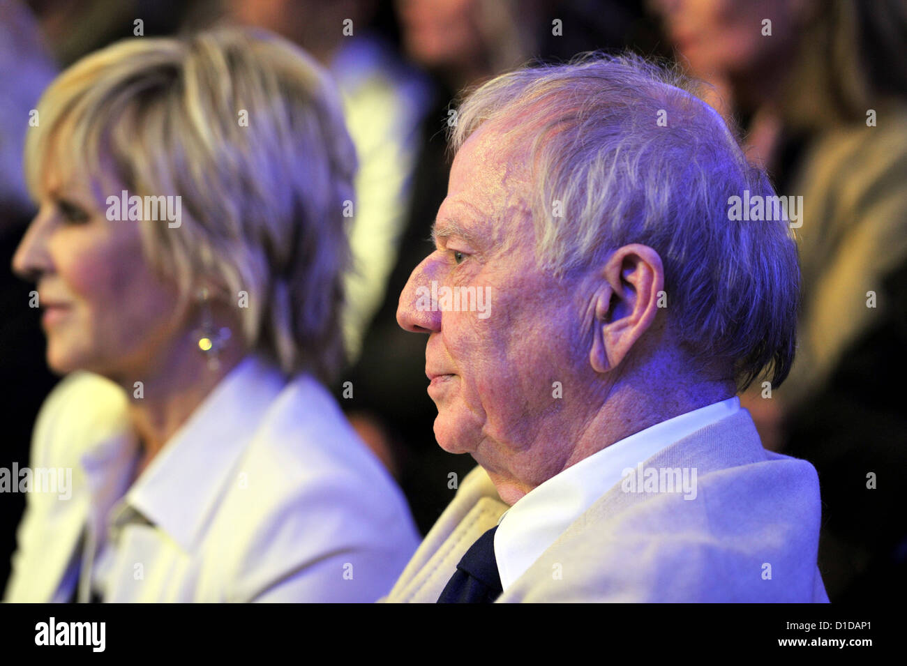 Film réalisateur Wolfgang Petersen reçoit le prix de Directeur allemand de l'oeuvre de sa vie à Munich, Allemagne, le 16 décembre 2012. Le prix est doté de 20 000 euros. À côté de lui se trouve son épouse Maria. Photo : Frank Leonhardt Banque D'Images