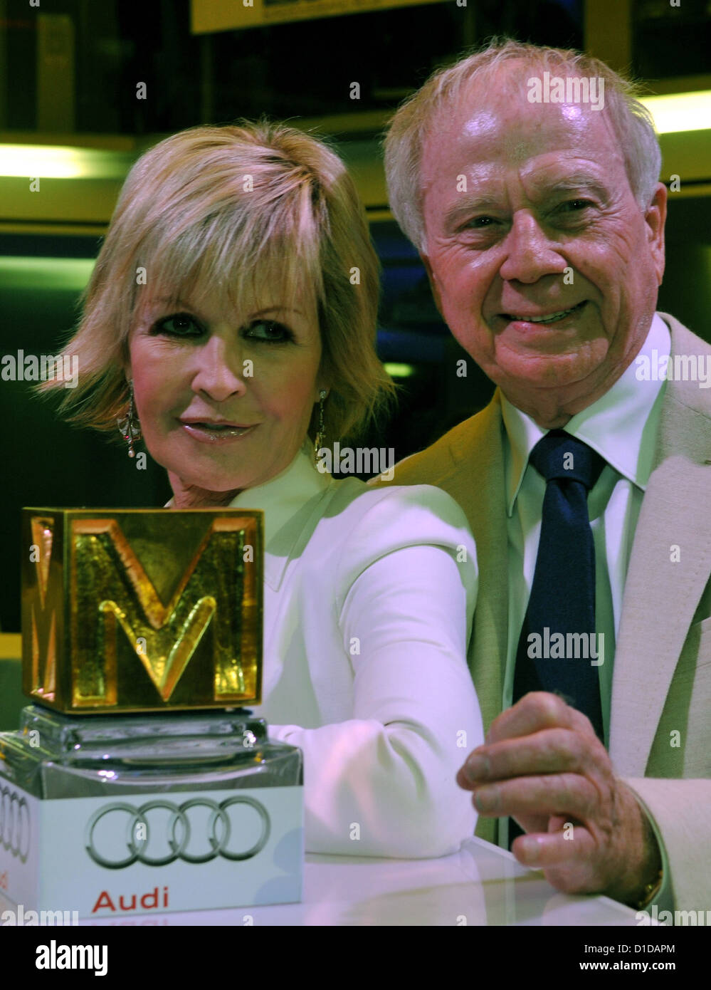 Film réalisateur Wolfgang Petersen se distingue avec sa femme Maria à côté du réalisateur allemand pour le travail de sa vie à Munich, Allemagne, le 16 décembre 2012. Le prix est doté de 20 000 euros. Photo : Frank Leonhardt Banque D'Images