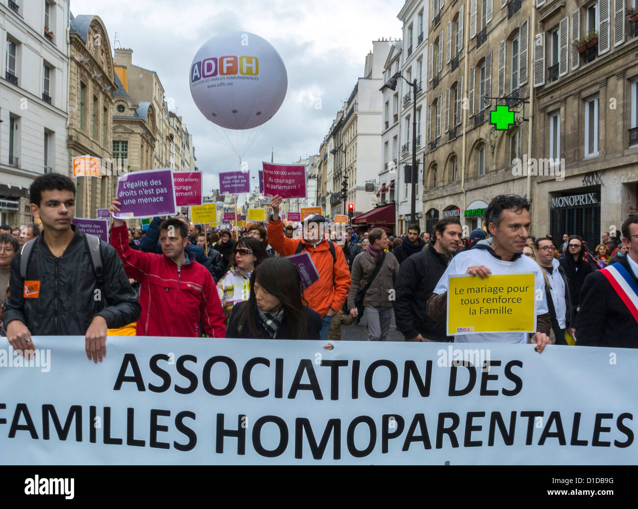 Paris, France, les gens de gay Family Group, défilant dans Pro gay Marriage Demonstration, avec de nombreux groupes LGBT, gay Family Protest, civil Rights Protest march Banque D'Images