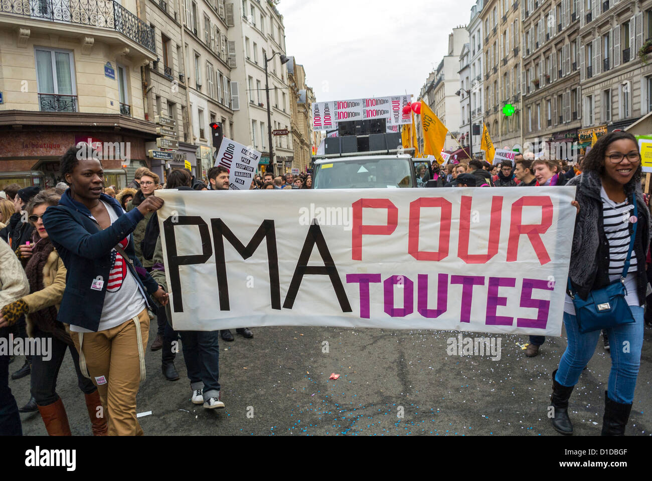 Paris, France, les femmes africaines marchent, organisant des manifestants bannières en soutien de LA MAP maternité de substitution dans l'activisme LGBT, égalité, manifestation, mouvement de la marche des droits des femmes, militante de jeunesse lgbt, Marche de la protestation des droits civils, activisme des femmes Banque D'Images