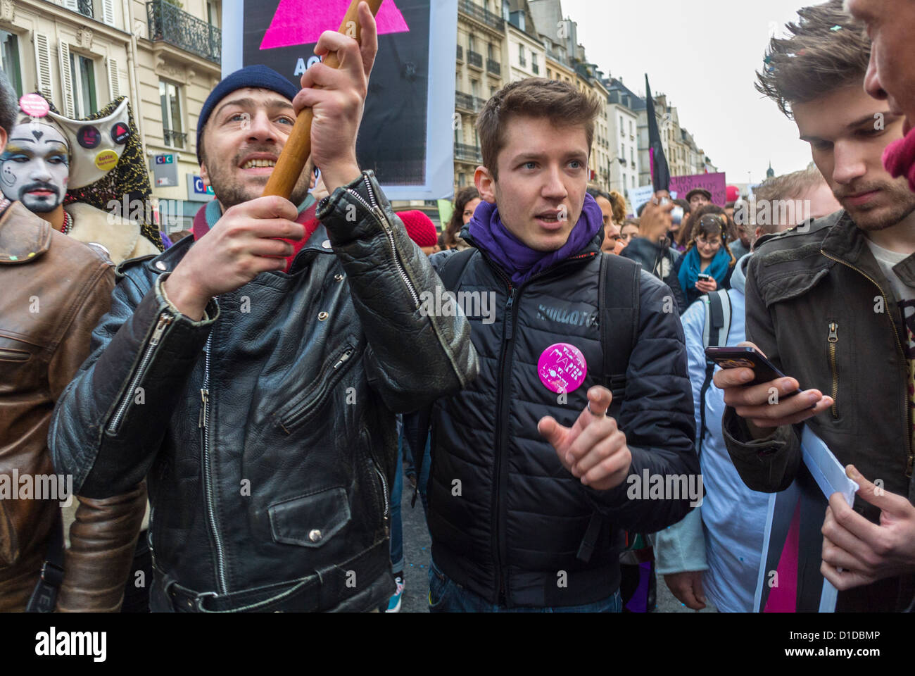 Paris, France, foule nombreuse, hommes gays, Act Up-Paris militants du SIDA marchant dans une manifestation de mariage pro-gay, (G-D), Emmanuel, Arthur, Jeremy. AGISSEZ les manifestants, l'égalité des droits Banque D'Images