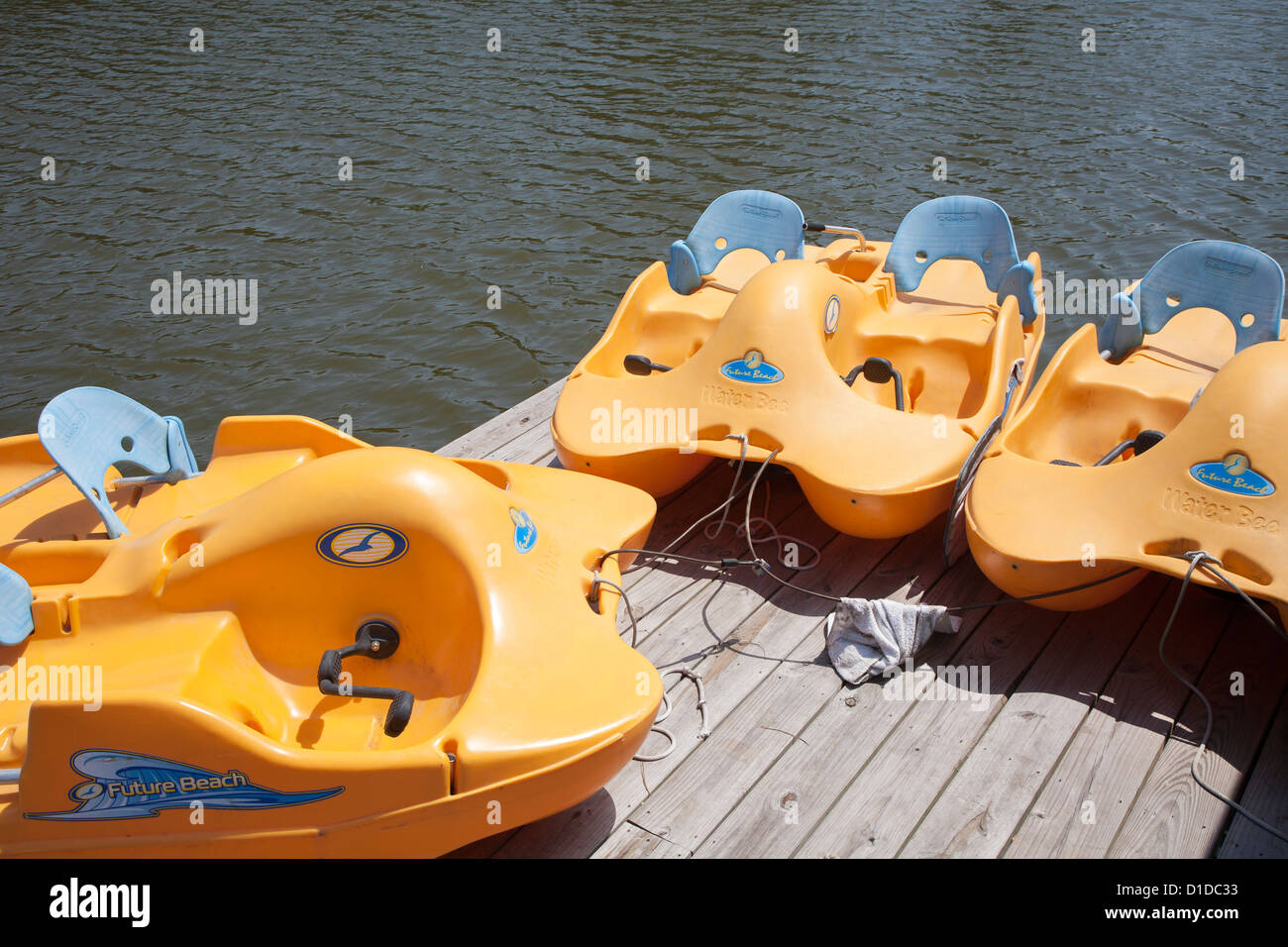 Bateaux à pédales en bois jaune sur dock à lac privé dans le sud de la Géorgie Banque D'Images