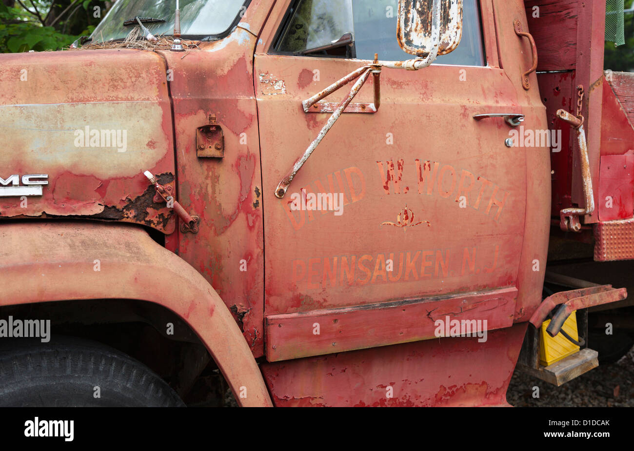 Des camions GMC anciens avec de la rouille et peinture oxydée Banque D'Images