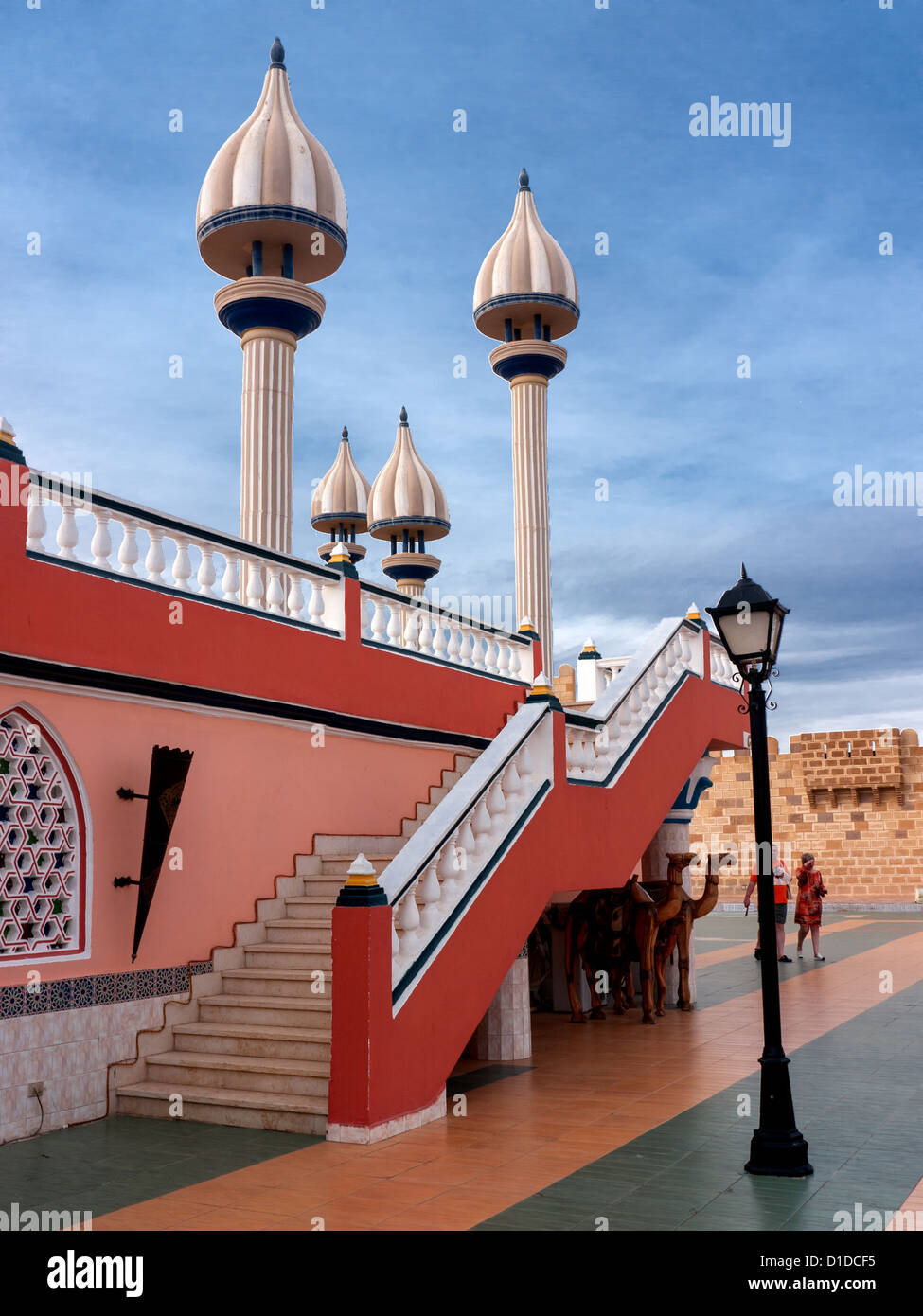 Minarets et actions à l'intérieur de Fantasia, un centre de divertissement à Charm El Cheikh, Egypte Banque D'Images