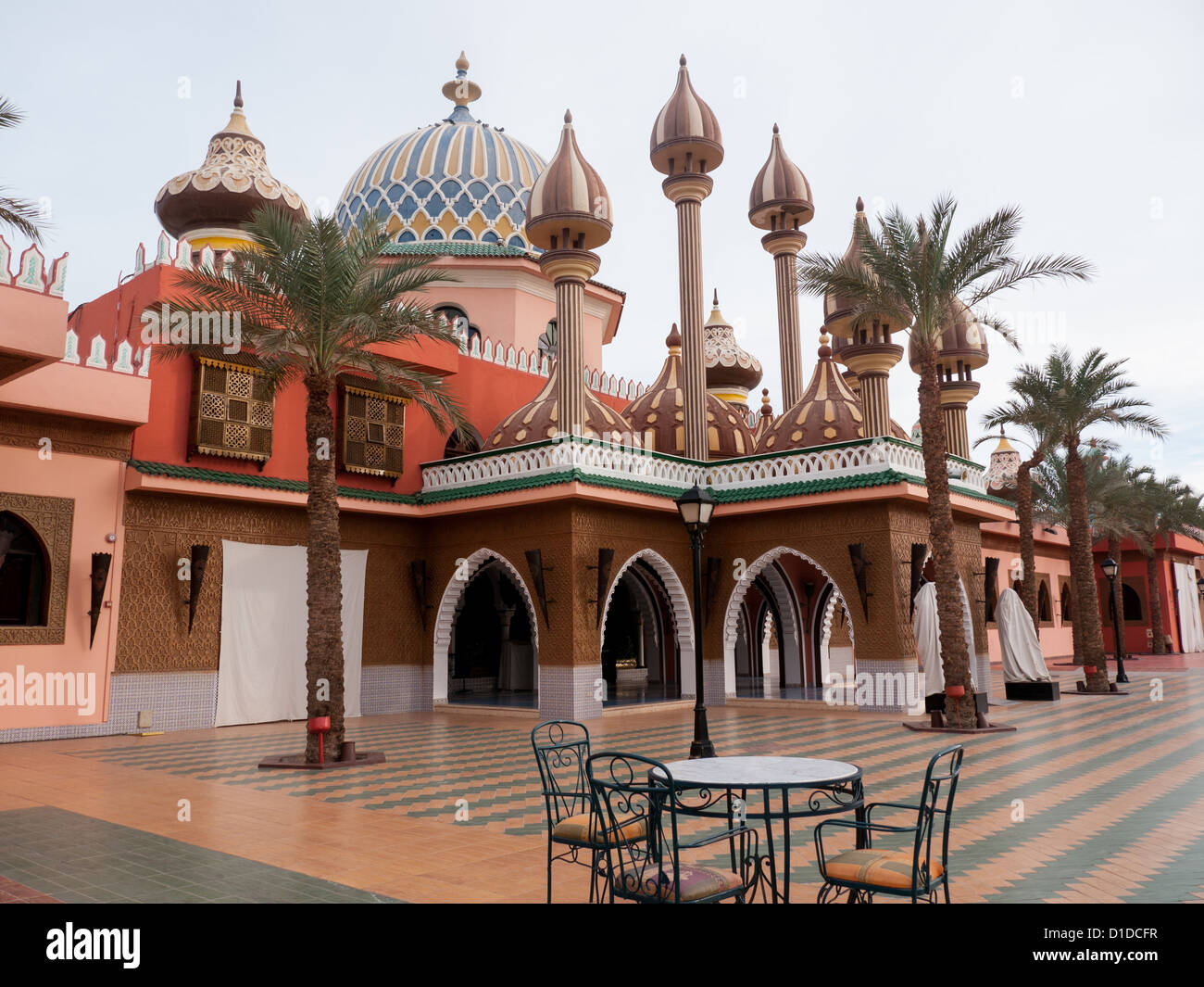 Arches et Dome dans le palais à l'intérieur de Fantasia, un centre de divertissement à Charm El Cheikh, Egypte Banque D'Images