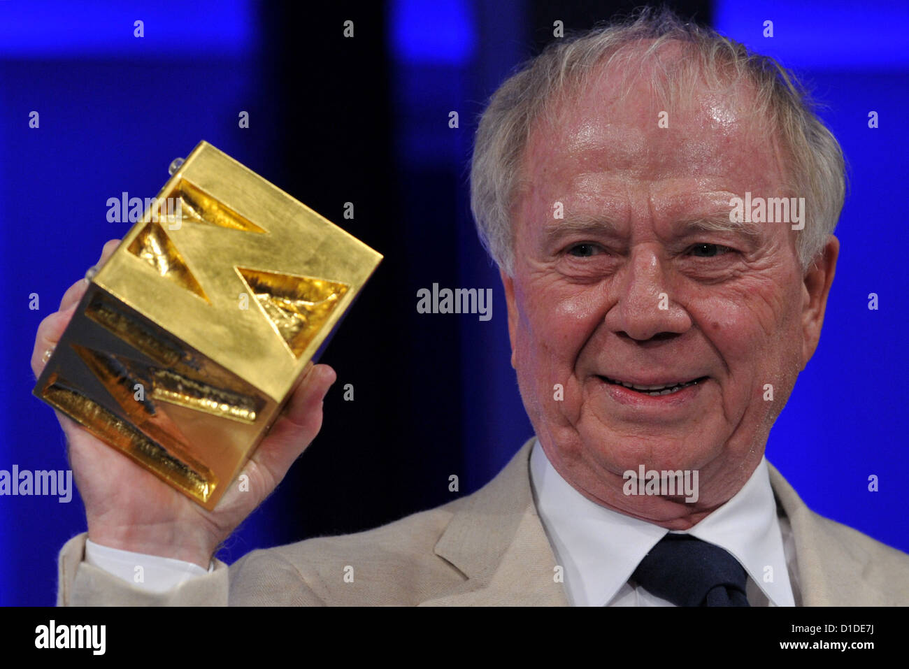 Le réalisateur allemand Wolfgang Petersen sourire alors qu'il détient le trophée du Prix du directeur allemand (Deutscher Regiepreis) dans ses mains pendant la cérémonie de remise des prix à Munich, Allemagne, le 16 décembre 2012. Le prix est doté de 20.000 euros. Petersen a été le plus grand succès dans le monde entier le réalisateur allemand au cours des dernières décennies, il a été dit dans une déclaration. Photo : Frank Leonhardt Banque D'Images