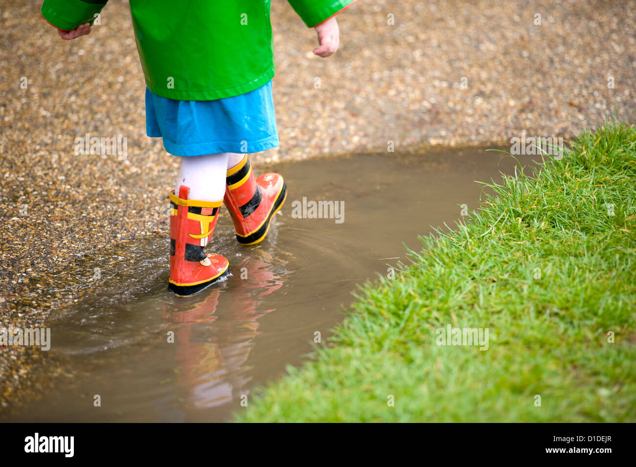 Marcher dans les flaques d'eau Banque D'Images