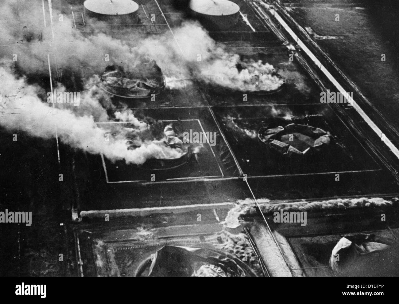 raid à la bombe allemand sur des réservoirs de pétrole dans le port du Havre, France, en juin 1940. Fotoarchiv für Zeitgeschichte Banque D'Images