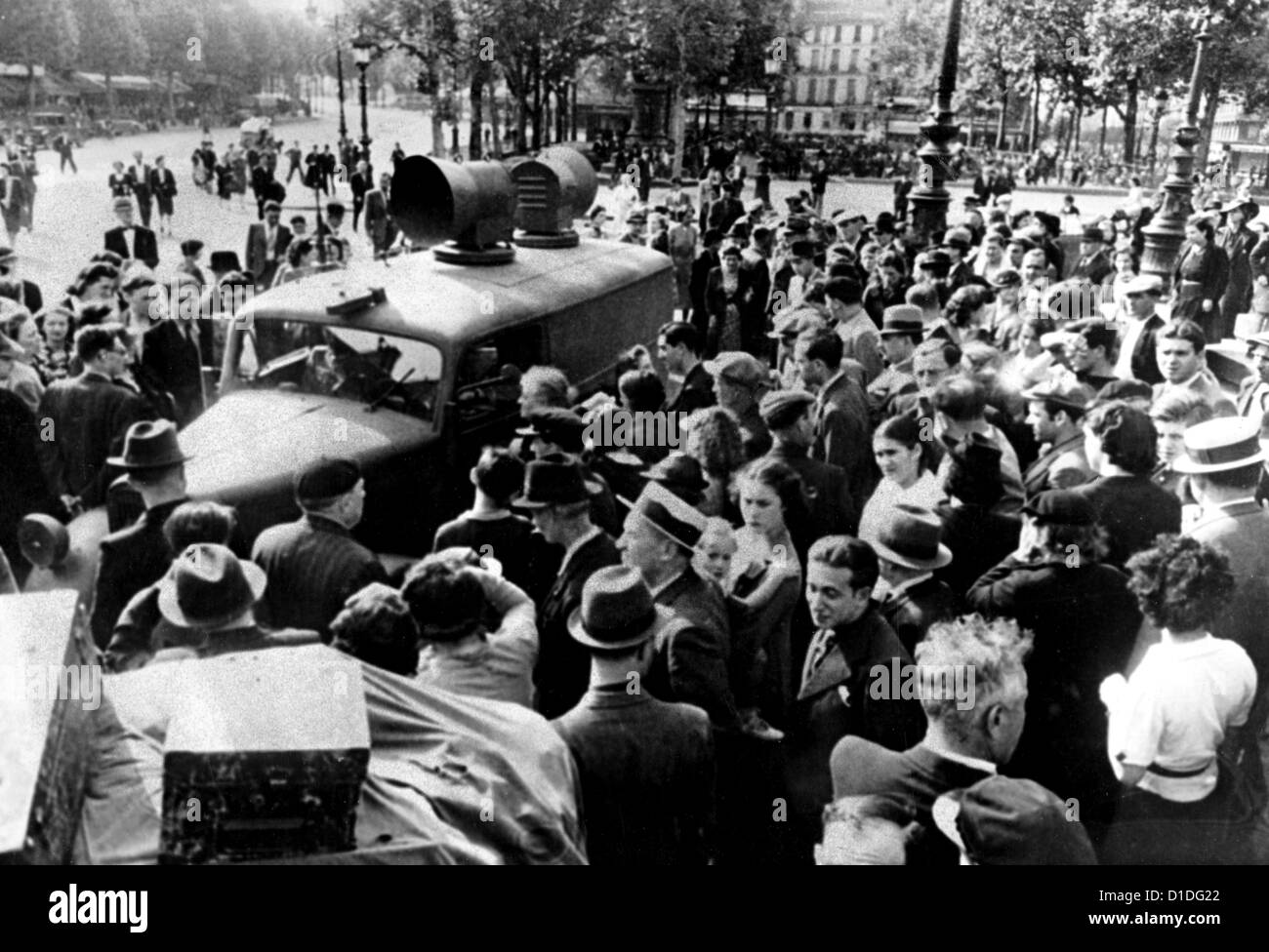 Nouvelles de la puissance occupante allemande au peuple parisien en juillet 1940. La propagande nazie! Sur le dos de l'image est daté du 23 juillet 1940: «Les véhicules de haut-parleur de la compagnie de propagande dans les rues de Paris - le poeple de Paris sont instruits sur tout ce qu'ils ont à savoir dans leur propre langue. Même pour les Parisiens, cette façon de transmettre des nouvelles est quelque chose de spécial, comme vous pouvez le voir dans l'intérêt que les gens montrent dans cette photo." Fotoarchiv für Zeitgeschichte Banque D'Images