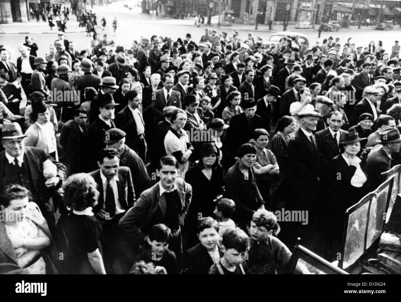 Nouvelles de la puissance occupante allemande pour le peuple parisien en juillet 1940. La propagande nazie! Au dos de l'image est daté du 23 juillet 1940: «La compagnie de propagande parle - le peuple parisien écoute attentivement et intéressé à ce que le véhicule de l'orateur de la compagnie de propagande allemande transmet. ' Fotoarchiv für Zeitgeschichte Banque D'Images