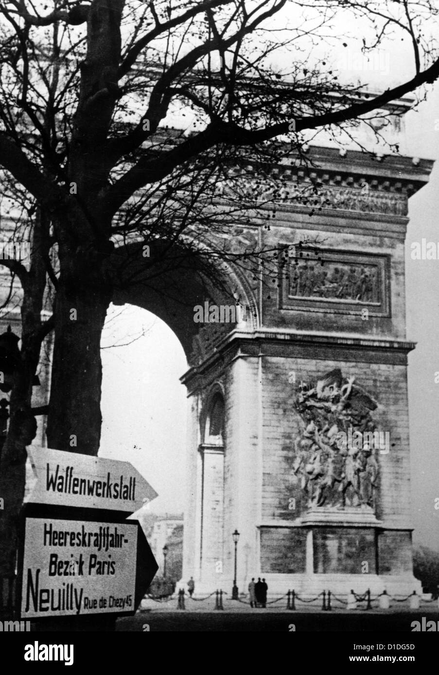 Deux panneaux de signalisation en allemand mènent au Waffenwerkstatt (Armouries) et au Heereskraftfahr-Bezirk Paris, Neuilly, rue de Chezy 45 (quartier de la circulation militaire Paris, Neuilly, rue de Chezy 45) sont illustrés à l'Arc de Triomphe sur la place de l'Etoile (aujourd'hui : Place Charles de Gaulle) à Paris, en France, en décembre 1940. Fotoarchiv für Zeitgeschichte Banque D'Images