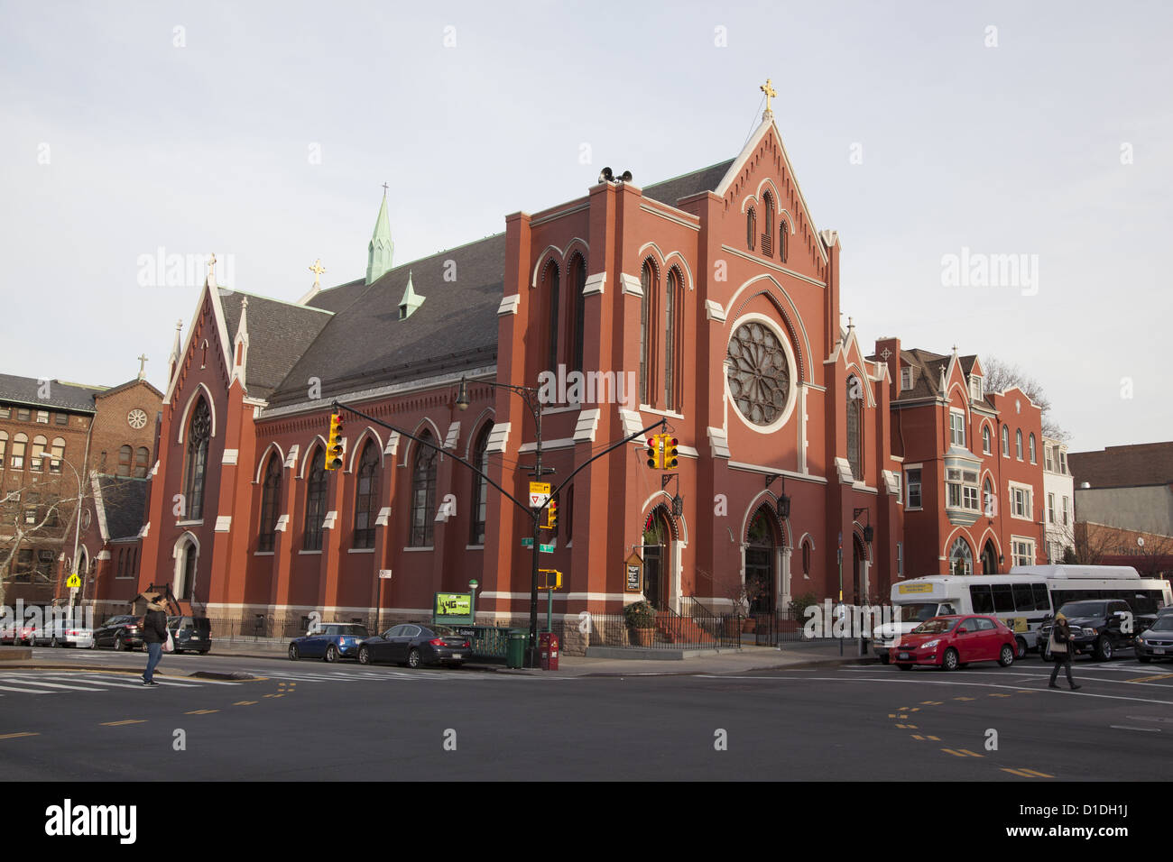 Architecture de l'église Saint Thomas d'Aquin se distingue au 9e et 4e rue Avenue dans la section de Park Slope, Brooklyn, New York. Banque D'Images