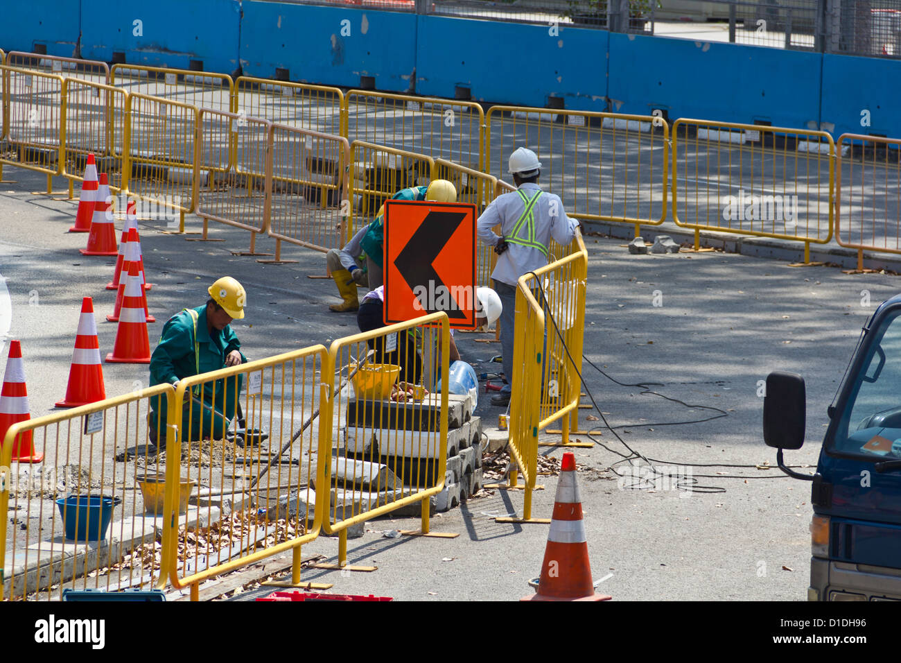 La préparation des travailleurs de la chaussée et d'autre, la préparation de la course de Formule 1 qui a lieu chaque année dans les rues de Singapour Banque D'Images